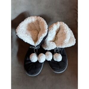 Cuddl Duds Womens Black Faux Suede Sherpa Lined Pom Pom Slippers Size M 7-8